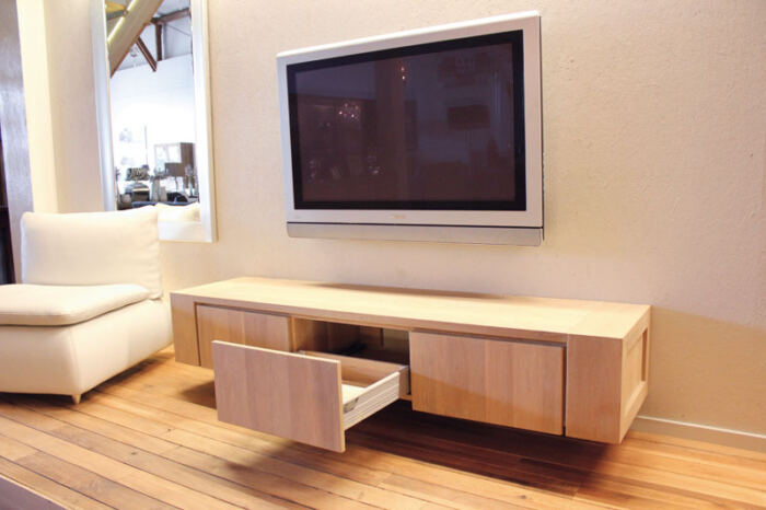 Zwevend eiken tv meubel Jorn op maat gemaakt. Diverse afmetingen mogelijk. Een nieuwe tv-meubel? Kom inspiratie opdoen in onze Woonwinkel te Gendt regio Nijmegen Arnhem.