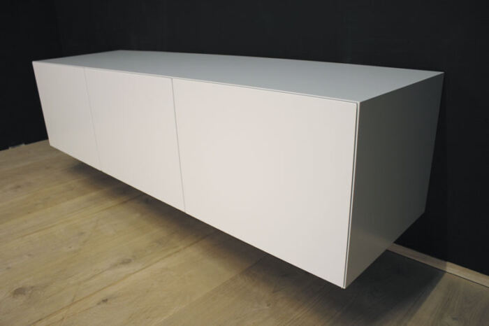Zwevend tv meubel op maat MDF Verstek 200. Dit maatwerk TV meubel is gemaakt in onze Meubelmakerij te Gendt. Te bewonderen in de showroom, naast de meubelmakerij te Gendt, gelegen tussen Nijmegen en Arnhem.
