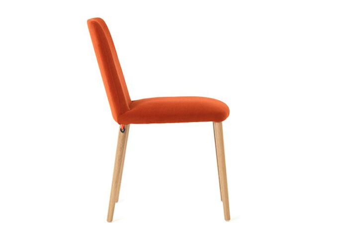 Stoel Rob van onze leverancier Mobitec. Elegante stoel en leverbaar in verschillende stoffen en kleuren. Een nieuwe eetkamer stoel nodig? Kom inspiratie opdoen in de Woonwinkel & Meubelmakerij van Sessink Wonen te Gendt, gelegen tussen Arnhem en Nijmegen.