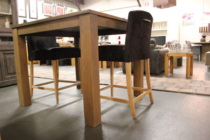 Bar tafel Tom. Deze bar tafel is op maat gemaakt in onze meubelmakerij te Gendt regio Nijmegen. Elke maat en andere houtsoorten zijn mogelijk. Bezoek onze woonwinkel bij de meubelmakerij te Gendt en bespreek de mogelijkheden.
