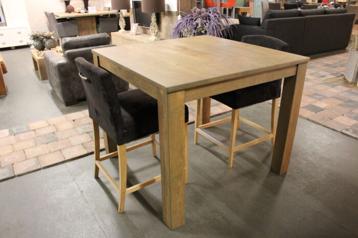 Bar tafel Tom. Deze bar tafel is op maat gemaakt in onze meubelmakerij te Gendt regio Nijmegen. Elke maat en andere houtsoorten zijn mogelijk. Bezoek onze woonwinkel bij de meubelmakerij te Gendt en bespreek de mogelijkheden.