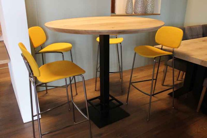 Tafels op maat gemaakt in eigen meubelmakerij. Bijvoorbeeld deze bar tafel rond Ø120cm. Bezoek onze woonwinkel bij de meubelmakerij te Gendt regio Nijmegen en ervaar de mogelijkheden.