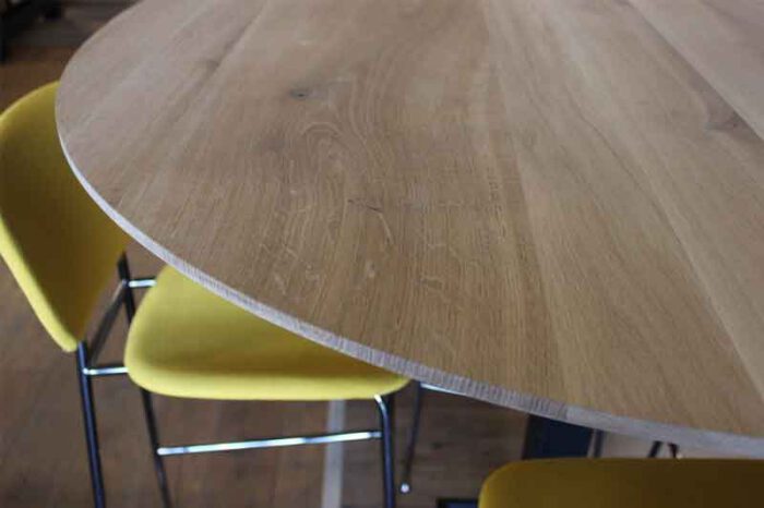 Tafels op maat gemaakt in eigen meubelmakerij. Bijvoorbeeld deze bar tafel rond Ø120cm. Bezoek onze woonwinkel bij de meubelmakerij te Gendt regio Nijmegen en ervaar de mogelijkheden.