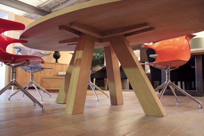 Tafel ellips Thialf is een tafel op maat gemaakt in eigen meubelmakerij te Gendt regio Arnhem en Nijmegen. Op zoek naar een maatwerk tafel? Bezoek onze woonwinkel te Gendt of bel 0481 423 134.