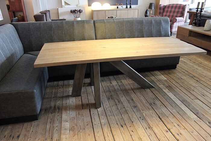 Industriële tafel Theo met stalen poot is op maat gemaakt in eigen meubelmakerij te Gendt regio Nijmegen. Op zoek naar een robuuste tafel op maat? Bezoek onze woonwinkel bij de meubelmakerij te Gendt.