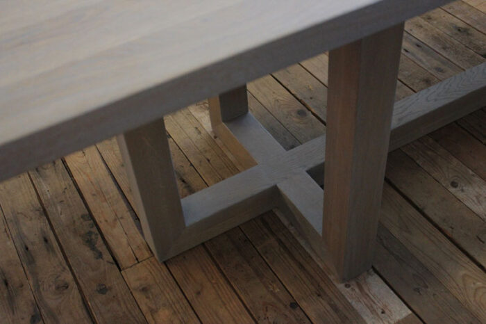 Tafel Sylvia is gemaakt van eikenhout in eigen meubelmakerij te Gendt regio Nijmegen. Ook een maatwerk eettafel? Elke maat en andere houtsoorten zijn mogelijk. Bezoek onze woonwinkel en ervaar de mogelijkheden.