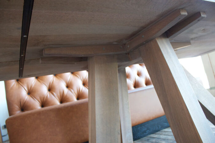 Tafel op maat Theo is gemaakt van eikenhout in eigen meubelmakerij. Op zoek naar een tafel op maat? Wij hebben een grote voorraad tafelbladen en tafels. Bezoek onze woonwinkel bij de meubelmakerij in Gendt regio Nijmegen