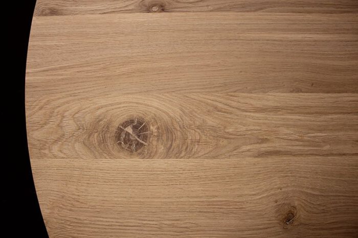 Tafel Billie, is een ronde tafel van eiken hout gemaakt in eigen meubelmakerij in Gendt regio Arnhem en Nijmegen. Ook op zoek naar een ronde tafel voor u op maat gemaakt? Elke maat en andere houtsoorten zijn mogelijk. Meer info? Bel: 0481 423134 of mail: info@sessinkwonen.nl.